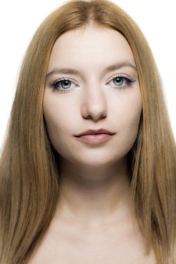 Beyaz tenli ve çarpıcı mavi göz kalemi olan beyaz bir kadının güzel portresi. Güzellik ve kozmetik ihtiyaçlar için mükemmel..