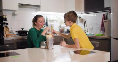 Bir anne ve oğlu mutfakta biraz vakit geçirir. Çak bir beşlik, kahkaha at ve kız içkisini karıştırırken konuş..