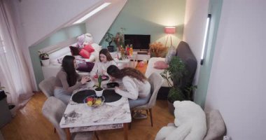 Üç kız pijama partisi için rahat bir oturma odasında toplanıyor. Atıştırmalıkları ve içecekleri paylaşıyorlar, birlikte harika vakit geçirirken unutulmaz anlar yaratıyorlar..