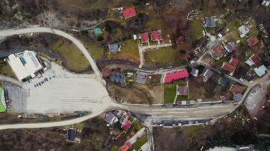 Mavrovo otellerinin ve otoparkın havadan görüntüsü. Video, bu popüler turizm merkezinin altyapısını ve çevresini gösteriyor..