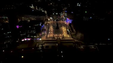 Geceleri Makedonya 'nın kuzeyindeki Üsküp' teki Makedonya Meydanı 'nın havadan görünüşü. Meydan şenlikli ışıklandırma ve büyük bir Noel ağacı ile süslenmiş..