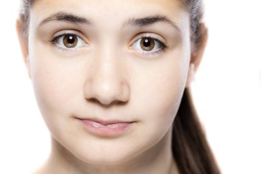 Genç bir kadının yüksek çözünürlüklü yakın çekimi doğal güzelliğini, berrak cildini ve çarpıcı gözlerini ön plana çıkarıyor..