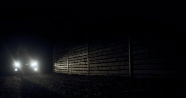 Sönük ışıklarla aydınlanan karanlık bir yolda hızla koşan bir insan geceye karşı çarpıcı bir siluet yaratır. Sakin atmosfer, anın sükunetini arttırır..