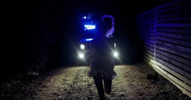 Bir kız gecenin bir yarısı gözden uzak bir yerde polisten kaçarken görülüyor. Yanıp sönen ışıklarla dolu bir araçtan kaçarken atmosfer gergin, ve şüpheli bir an yaratıyor..