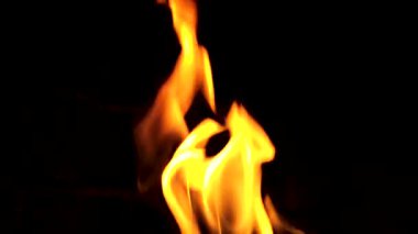 Bacada ateş yanıyor. Karanlıkta soyut ağır çekim alevleri.