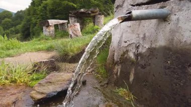 Bir nehir kaynağı kayalık bir yüzeyden çıkar ve huzur dolu bir araziye tatlı su bırakır. Bereketli yeşillik bu sakin manzarayı sarar, güzelliği ve sadeliği gözler önüne serer..