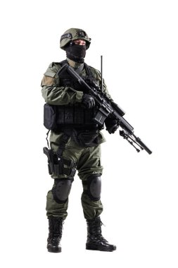 Koruyucu giysili ve ateşli silah tutan, hazır olmayı ve profesyonelliği somutlaştıran bir güvenlik görevlisinin tam vücut görüntüsü..