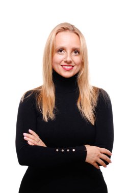 Bir iş kadını, siyah balıkçı yaka bir kazak giyerek kollarını kavuşturarak güvenle ayakta duruyor. Parlak gülüşü ve rahat duruşu profesyonelliği ve kararlılığı aktarıyor..