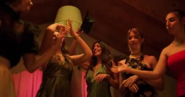 Arkadaşlar mezuniyeti heyecan verici bir partide kutluyorlar. Dans eder, güler ve başarılarından zevk alırlar..