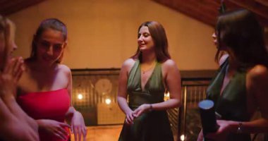 Üç genç bayan arkadaş bir kulüpte birlikte dans ediyorlar. Gülüyorlar ve iyi vakit geçiriyorlar..