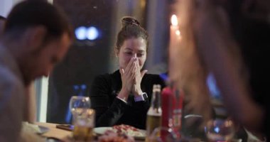 Arkadaşlar ve aile lezzetli bir yemek için toplanır. Kahkahaların, sohbetlerin ve mum ışığının sıcaklığının tadını çıkarırlar..