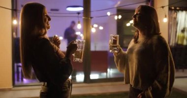 İki arkadaş bir akşam partisinde içki içip sohbet etmekten zevk alır. Gülüyorlar, içkilerini yudumluyorlar ve kalıcı anılar yaratıyorlar..