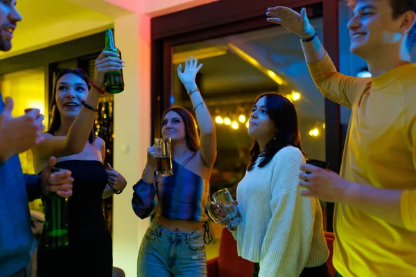 Arkadaşlar keyifli bir akşam için toplanır, sosyalleşir, içkinin tadını çıkarır ve birlikte kutlarız. Ortam şenlikli, neşe verici, dostluk ve pozitif titreşimler barındırıyor.