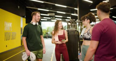 Bir grup arkadaş spor salonunda toplanıyor. Antrenmanlarına başlamadan önce sohbet edip ısınıyorlar. Birbirlerine bahşiş verirler ve egzersiz yaparken birbirlerini cesaretlendirirler..