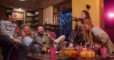 Arkadaşlar bir doğum günü kutlaması için evde toplanırlar. Atıştırmalıkları severler, kahkahaları paylaşırlar ve özel bir günde birlikte anılar yaratırken oyunlar oynarlar..