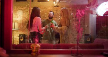 Arkadaşlar bir kızın doğum gününü kutlamak için onun evinde toplanırlar. Pastayı paylaşıyorlar, oyun oynuyorlar ve birlikte içmekten zevk alıyorlar. Anılar oluştururken atmosfer canlı ve neşe dolu..