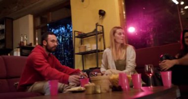 Kız evde arkadaşlarıyla doğum gününü kutlar. Gülüyorlar, pasta yiyorlar, oyun oynuyorlar ve birlikte eğleniyorlar. Atmosfer, eğlenirken neşe ve heyecanla dolu..