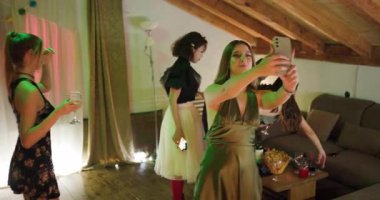 Arkadaşlar bir ev partisinde içki içip selfie çekiyorlar. Gülüyorlar, gülüyorlar, neşeli bir ortam yaratıyorlar..