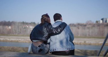 Birbirine aşık bir çift nehir manzarasının tadını çıkarıyor. Genç adam ve kadın birbirlerine aşıklar..