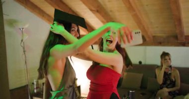 Arkadaşlar mezuniyeti ev partisinde kutluyor. Mezuniyet şapkası havaya uçtu. Eğlence, heyecan ve hatıralar..