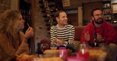 Bir kız doğum gününü arkadaşlarıyla evde kutluyor. Pastadan hoşlanırlar, oyunlar oynarlar, ve tüm gece boyunca gülücükler ve neşe ile kahkahaları paylaşırlar..