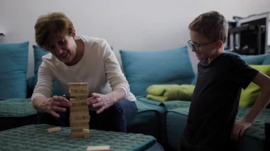 Büyükannem ve torunum blok oyunu oynuyorlar. Eğleniyorlar ve gülüyorlar. Aile zamanı..