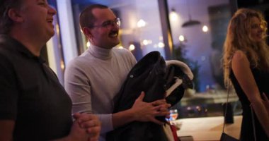 Arkadaşlar bir partide toplanır, modern ortamlarda birbirlerini kutlar ve eğlenirler..