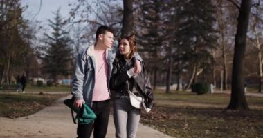 Güneşli bir günde genç bir çift parkta yürür. Onlar mutlu ve birbirlerine eşlik etmekten zevk alıyorlar. Hayata iyimser bakıyorlar..