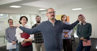 Ofisteki bir grup insan bir hedefe ulaştıktan sonra heyecan ve neşe gösteriyor. Herkes mutlu anlarını paylaşırken ve başarılarını birlikte kutlarken lider ekiple etkileşime girer..