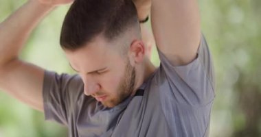 Bireysel olarak doğa tarafından çevrelenmiş bir ortamda yoğun bir egzersiz yapıyor. Egzersiz rutinlerine odaklanırken güneş ışıl ışıl parlıyor, spor yapmaya olan bağlılıklarını vurguluyorlar..