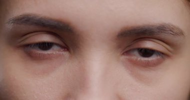 Yüksek çözünürlüklü görüntü genç bir kadının bakışlarını ve detaylı özelliklerini yakalıyor, doğal güzelliği ve ifadeyi vurguluyor..