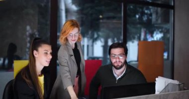 İki meslektaş sabah resepsiyonda buluşacak. Modern ofis ortamında iş konularını tartışırken birbirlerini gülümseyerek selamlarlar ve tokalaşırlar..