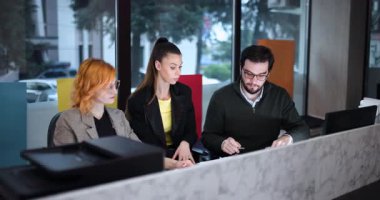 Üç takım üyesi bir ofiste bir masada toplanıp proje materyallerini tartışıyor. Belgeleri gözden geçirir ve sabah saatlerinde fikir alışverişinde bulunurlar. Grup arasında nişan açık..