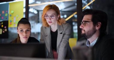 Dört profesyonelden oluşan bir grup bir ofis yerinde çalışıyor. Gündüz bir projede işbirliği yaparken fikirleri tartışıyor ve bilgisayar ekranlarında ayrıntıları gözden geçiriyorlar..