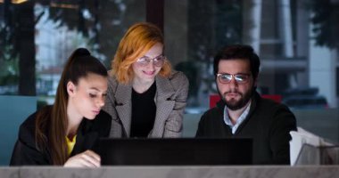 Dört arkadaş bir projede işbirliği yapmak için gece bir kafede buluşuyorlar. Dizüstü bilgisayara odaklanırken konuşup fikir paylaşıyorlar. Beyin fırtınası yapıp birbirlerini desteklerken atmosfer canlanıyor..