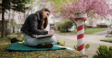 Parkta Çalışan Genç Kız: Yaratıcı İlham Dolu Sakin Bir Bahar Günü