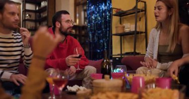 Arkadaşlar bir kızın doğum gününü kutlamak için evde toplanırlar. Atıştırmalık ve içeceklerden hoşlanırlarken aynı zamanda akşam boyunca gülüp eğlenirler..