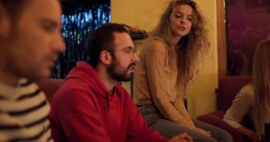 Bir kız evde arkadaşlarıyla doğum gününün tadını çıkarır. Kahkahalar ve içkileri paylaşıyorlar, birlikte özel bir günü kutluyorlar neşe ve gülümseme dolu samimi bir ortamda..