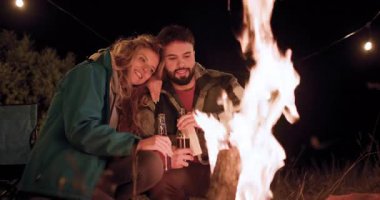 İki arkadaş dağlarda kamp yaparken ateşin yanında otururlar. Yıldızlarla dolu açık bir gece gökyüzünün tadını çıkarırken içkilerini ve gülümsemelerini paylaşıyorlar. Birlikte ateş yakarlar..