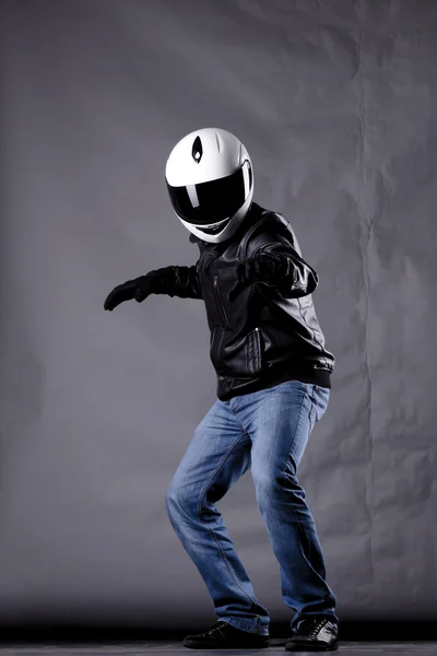 Motosiklet kask, deri ceket ve kot pantolon — Stok fotoğraf