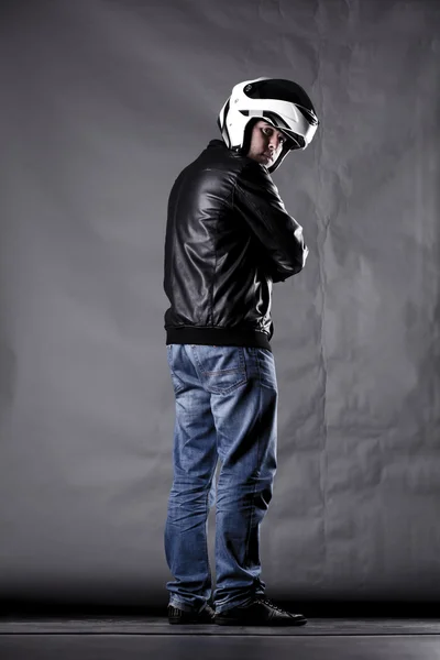 Motorista s přilbou, kožená bunda a džíny — Stock fotografie