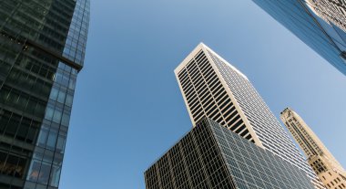 Şehir merkezinde ile mavi gök, New York Manhattan'daki gökdelen
