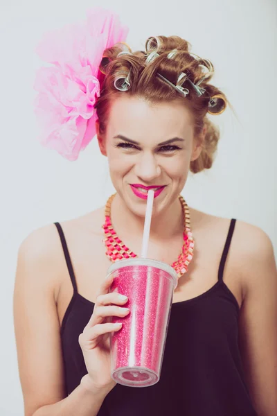 Šťastný, mladá žena, pití, použití slámy. Natáčky na vlasy. — Stock fotografie