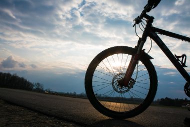 Yapan Mountainbiker. Dağ bisiklet bisikletçi tek sürme izlemek gündoğumu sağlıklı yaşam Etkin atlet spor yapıyor