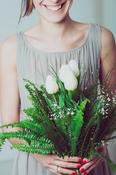 Image rapprochée de demoiselle d'honneur avec un bouquet de fleurs de mariage — Photo
