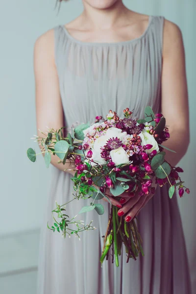 Закрыть изображение подружки невесты с букетом свадебных цветов — стоковое фото