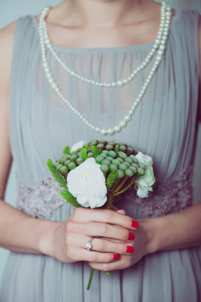 Close up imagem de dama de honra com um buquê de flores de casamento — Fotografia de Stock