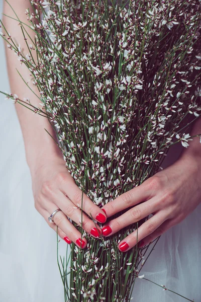 Close up imagem de dama de honra com um buquê de flores de casamento — Fotografia de Stock