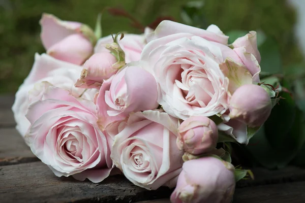 Imagen de cerca de un ramo de rosas rosadas — Foto de Stock