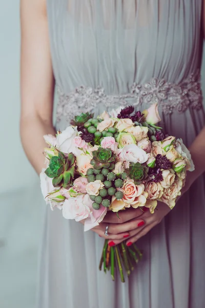 Primer plano imagen de dama de honor con un ramo de flores de boda — Foto de Stock